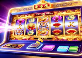Trận cầu lông chuyên nghiệp tại giải quốc tế, các tay vợt tham gia thi đấu sôi nổi